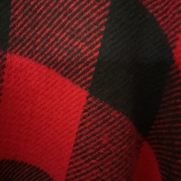 🆕 Red/Black Reversible Checkered Fleece Shawl - Picture 7 of 10